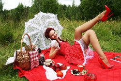 goreanmann:  redath:   Sugared and Above Rubies  by ~lys-vintergata  I want to take you on a picnic and do nasty things to you in the grass. 