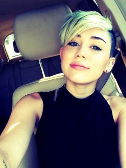 Okay, I just need to own up to the fact that Miley Cyrus is fucking HAWT with this hairstyle.