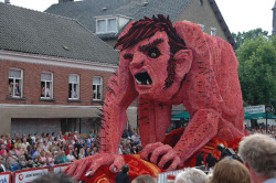 evanedinger:   FLOWER SCULPTURES PARADE IN ZUNDERT, NETHERLANDS Bloemencorso, the annual parade of flowers in Zundert. Despite the relatively small nature of Zundert (a small town with a population of about 20,000) the variety of and ingenuity of these