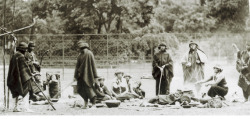 humorhistorico:  Prisioneros de guerra mapuches, vendidos por el Estado Chileno a un zoológico humano francés, año 1883. Y hay imbéciles que dicen que reclaman por weas.  En realidad fueron onas los que fueron exhibidos en el zoológico de Francia