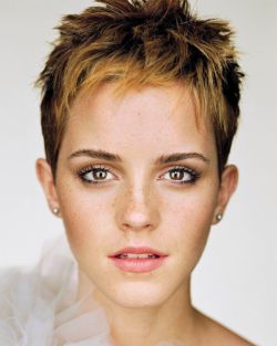 crushstatus:  Emma Watson… those freckles.