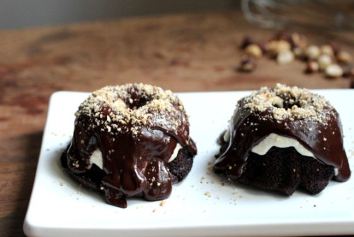 gastrogirl:  chocolate hazelnut baby bundt cakes. 