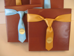craftdiscoveries:  What a great gift-wrapping idea! (Father’s Day 2010 truffles wrapped by teuscherBH)