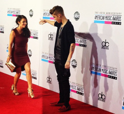 jbnewss:  Justin with Pattie on the red carpet. Nice shoes Justin 