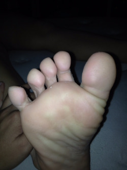 sexymd:  Spreading my toes!!!
