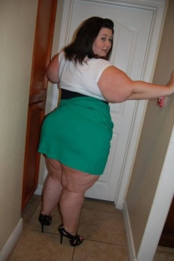 phatdresses:  I love thick legs in dress and heels!