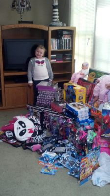  This is Alana Thompson aka Honey Boo Boo (Child). She received 񘓤 dollars in donations from fans all around the world. Instead of keeping it for herself, using it for pageants, or for something else, she purchased toys for needy children in her area.