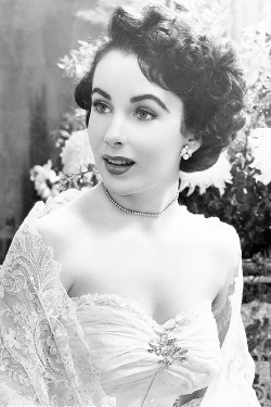  Elizabeth Taylor on the set of Father of