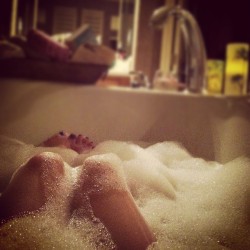 Ashleelyn:  Exactly What I Asked For. #Giant #Tub #Bath #Bubbles #Relax #Happy 