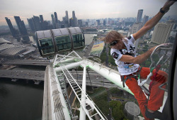 Spiderman (stunt climber Alain Robert ascends the 541-foot Singapore Observation Wheel)