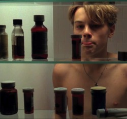 soladavantialcielo:  daddyporn:  twistedlungs:  literally me  no that’s Leonardo DiCaprio looking for his Oscar in a medicine cabinet. I highly doubt that you’re Leonardo DiCaprio.  ♡ 