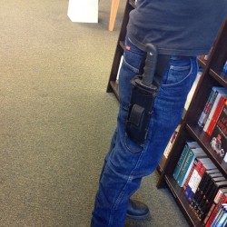 fraxinus-d:   imjohnlocked:   nosdrinker:   doctopus:   adrenaline-revolver:   nosdrinker:   this guy is in barnes &amp; noble just carrying around a huge knife   Five bucks says he’s in the local lore and legend section.   #five bucks says that’s