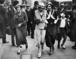 Actress, drug addict and “It Girl” Brenda Dean Paul (1907–1959, centre) leaves court after facing drugs charges, July 1933. She is holding a tin of large Sub Rosa cigarettes. (Photo by Central Press/Hulton Archive/Getty Images)