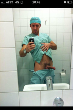 menandsports:  nude doctor selfie 