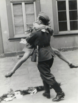 alexanderpost:  allaboutthepast:  A soldier comes home from war, 1940s   Muito lindo