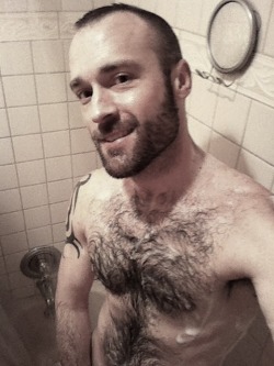 Sexy showering otter.