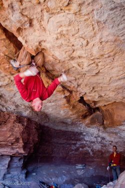 climberdiary:  Pete resting in the double kneebar on ‘Army of Darkness’ 5.13d 