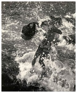 sldistin:  Taken Aback by Iwase Yoshiyuki I first saw Iwase Yoshiyuki’s photographs of ama, female free divers, or “sea women,” who swim to depths of 80 feet for abalone with basically no equipment, via the NYT&rsquo;s 6th Floor blog. The photo