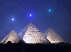 methbusters:  sadsaturdays:  symical:   Mercury, Venus, and Saturn align with the Pyramids of Giza for the first time in 2,737 years on December 3, 2012  i’ve never reblogged anything so fast  God, I love this so much, I wish I could have seen it personal