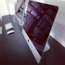 lovebuzzing:  New iMac. So sexy. In stock now!! #imac #apple #codas #instock #thin #2012 (at Codas) 