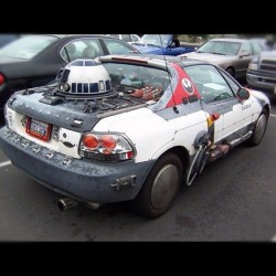 amandaveshagh:  I’m so torn….. The Star Wars fan in me says, ‘omgthatssoamazingiwantone’ but the car girl in me says, ‘whothefuckwoulddosuchathing?’ Haha #starwars #r2d2 #delsol #honda #car #wtf 