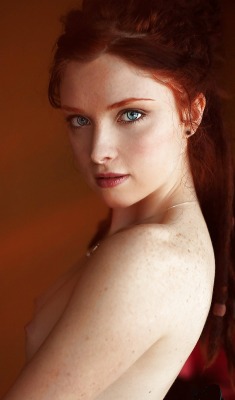 fireredgirls:  Look at those eyes!!!! http://www.crazyredheads.com  I love those eyes!!