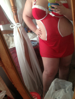 realwomenwivbigtitsrule:  fatgoddess:  And this. A Christmas apron. Better pictures when I can get some. :D ;)   Loving this…  Sexy body