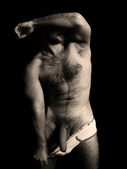 Nice hairy guy i love that furry chest and