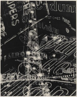 museumuesum:   Man Ray ‘La Ville’ (The City), 1931 Photogravure, 10 1/4 x 8 1/16 in.   Najlepsza sztuka w tym miesiącu. I niech mi ktoś powie, że po futurystach było jeszcze cokolwiek ciekawego w sztuce, aha. (Nie licząc abstrakcjonistów