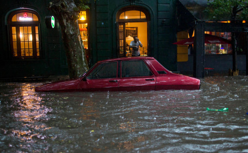 XXX fotojournalismus:  A car is submerged in photo