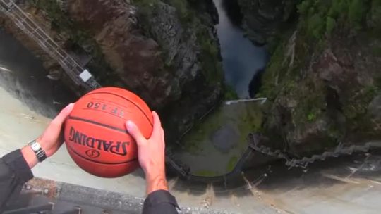 theinturnetexplorer:    The Magnus Effect - When a small amount of spin is added to a dropped object, the object moves forward  