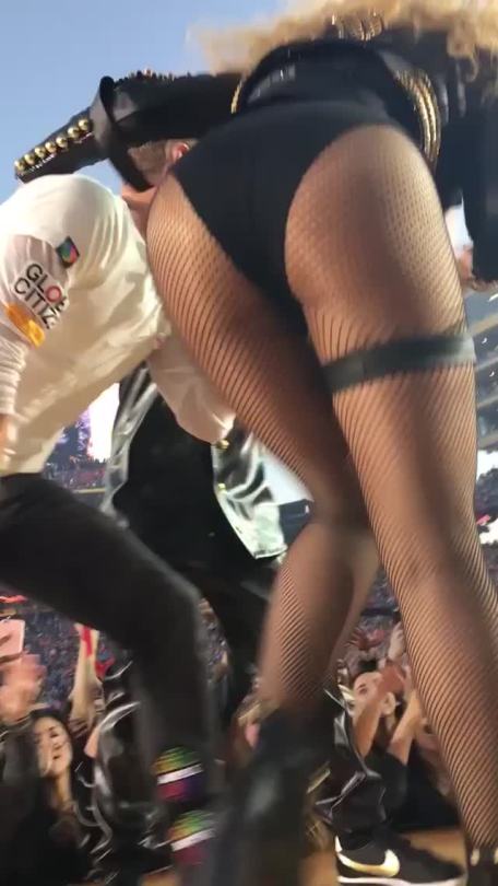 jayoncecarter:  February 7, 2016 VIDEO: Close up of Beyonce, Coldplay lead vocalist