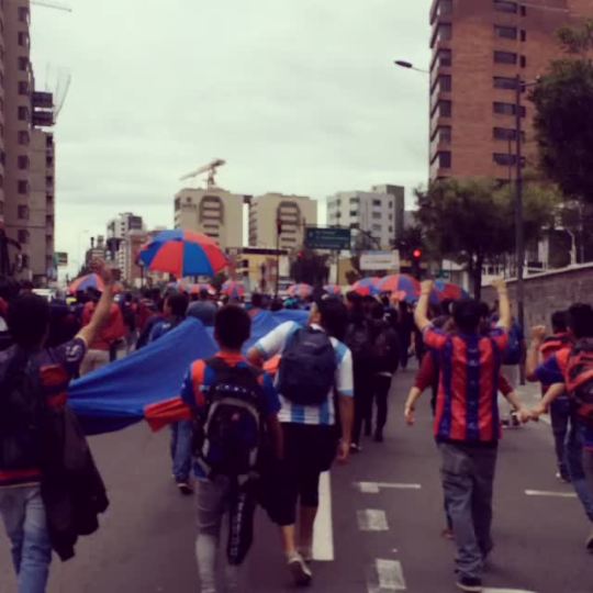 barrismofut:  Mafia Azul Grana (Ecuador) Barra de Deportivo Quito llegando en caravana al estadio