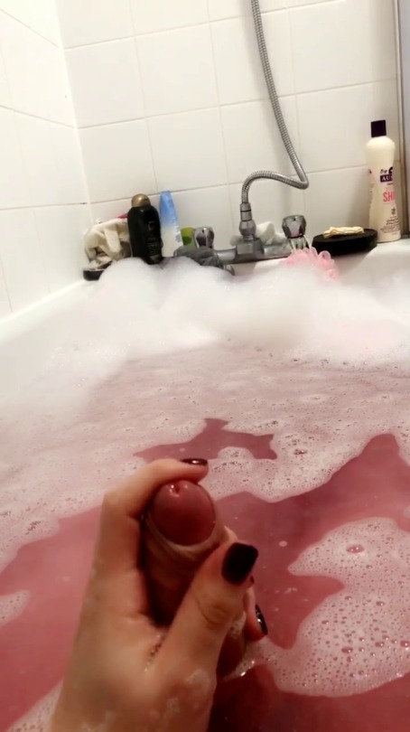 gracewantsattention:  Fun in the bath 